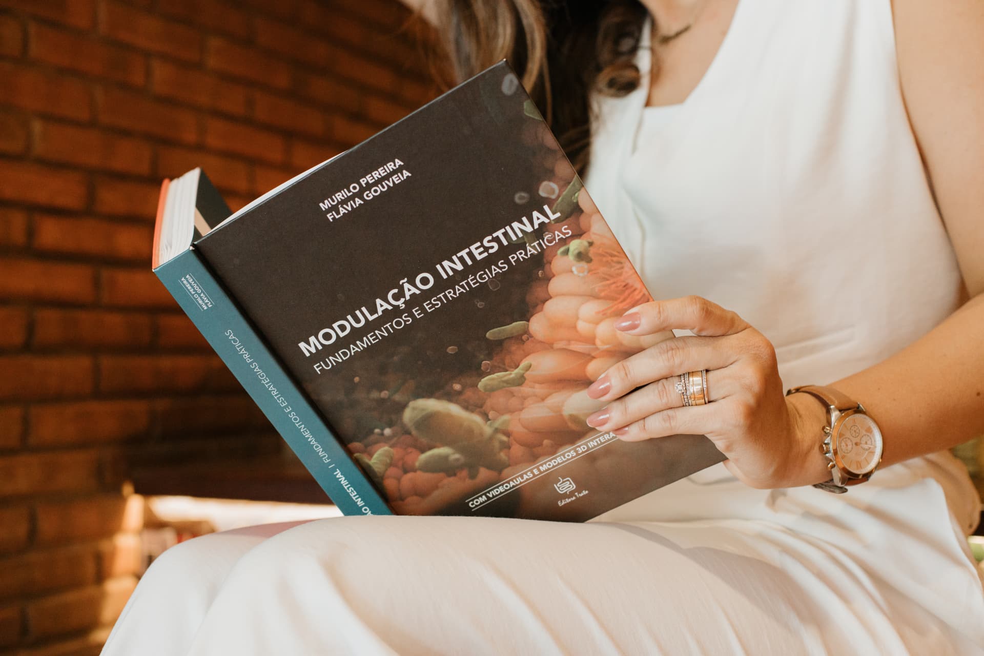Viviane Leal com a obra Modulação Intestinal