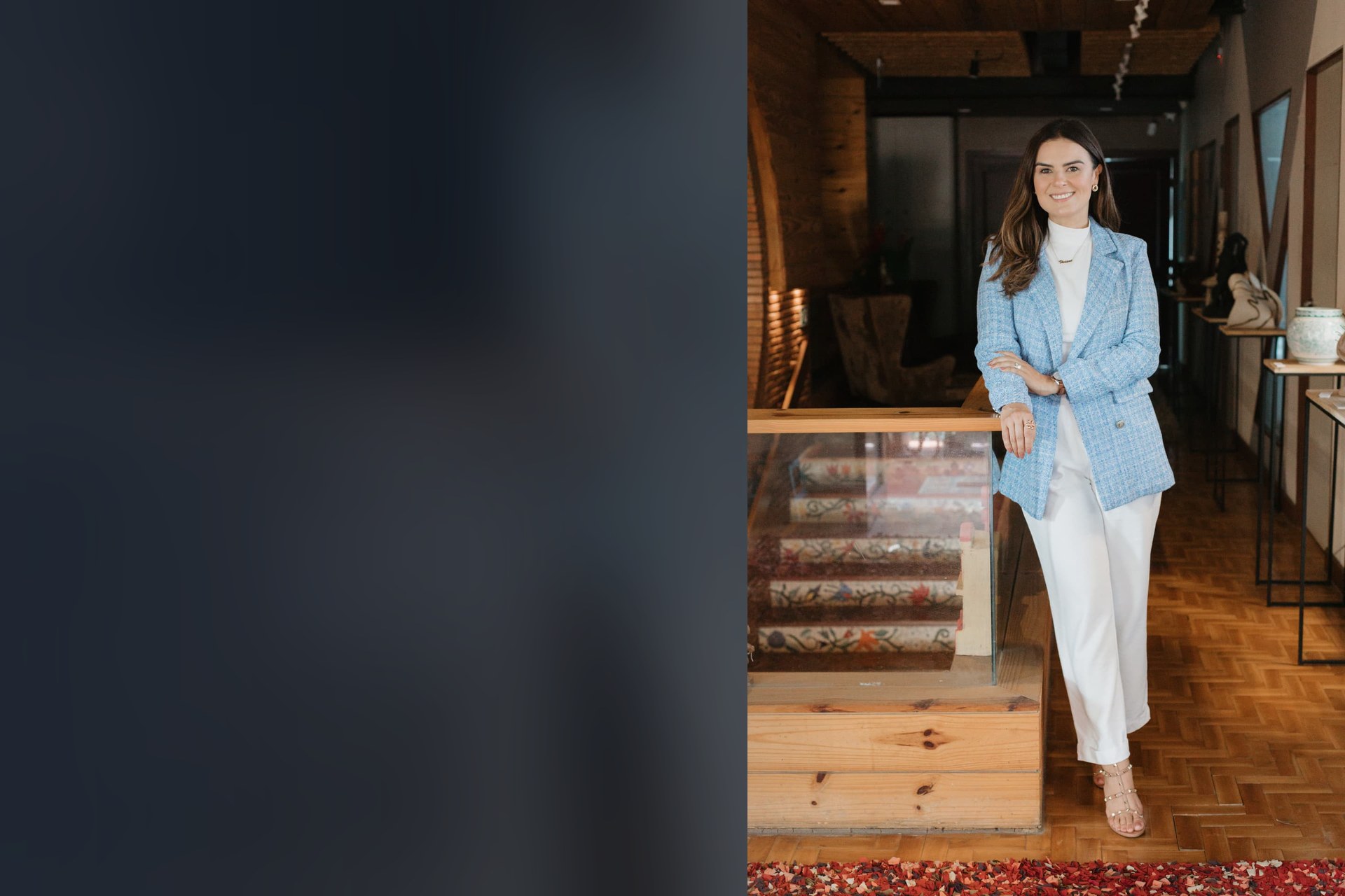Viviane Leal em um ambiente residencial, vivendo um momento de leveza e reflexão